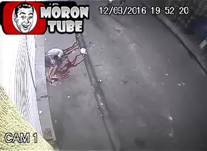 Video :Horrible - A buddy slit your neck in the street (public warned)